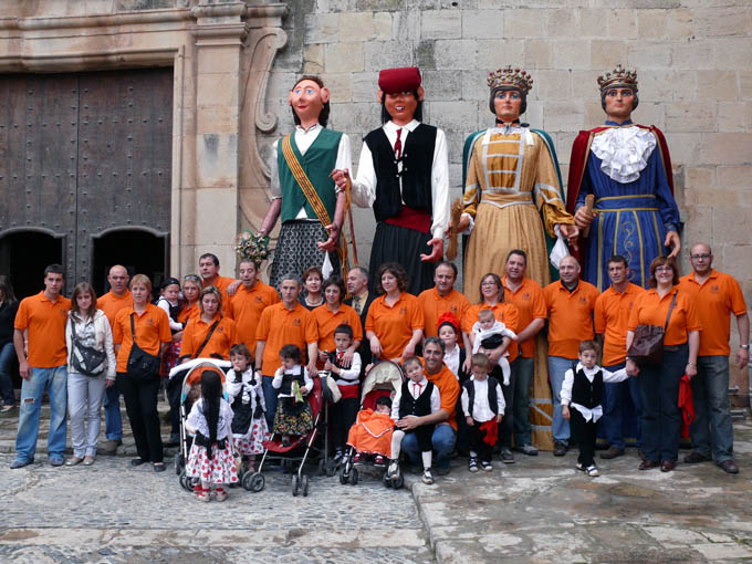 una foto per la memoria ja que avui els geganters han estrenat vestuari nou.