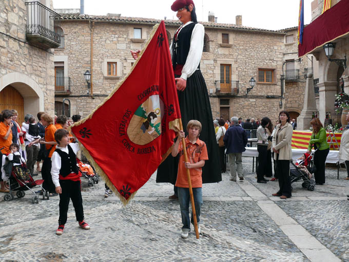 quan tota la gentada arribava a la pla&ccedil;a major, els gegants i els nans ens han ofert una bona ballada de festa major.