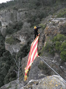 Comencem a penjar la senyera.