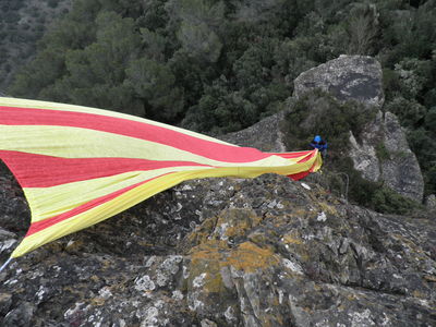 La senyera ja penja.