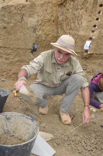 Eudald Carbonell excavant a Atapuerca