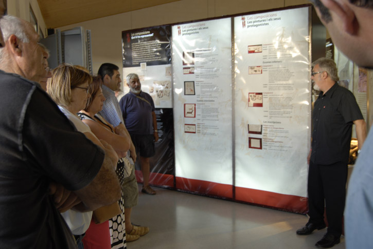 Ramon Vi&ntilde;as explica la mostra