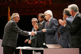Salvador Fa  en el moment de ser condecorat pel President de la Generalitat Pasqual Maragall amb la Creu de Sant Jordi el setembre del 2006